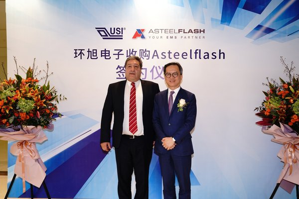 Asteelflash首席执行官Gilles Benhamou（左）与环旭电子董事长陈昌益（右）