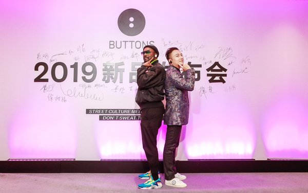 BUTTONS品牌创始人will.i.am与光大控股新经济基金负责人艾渝合影