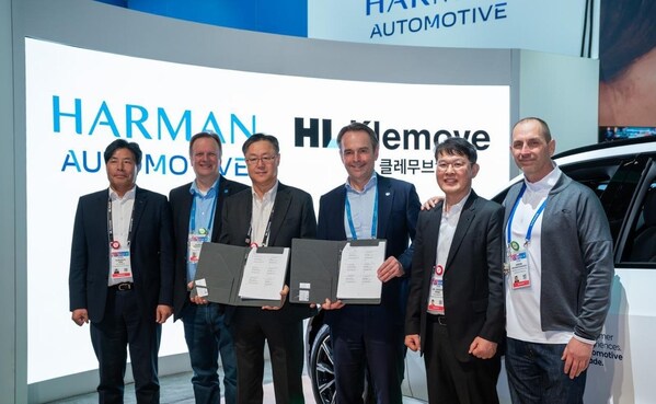 (Photo) Yoon pal-joo, CEO of HL Klemove (third from left), and Christian Sobottka, President of Harman Automotive (fourth from left).