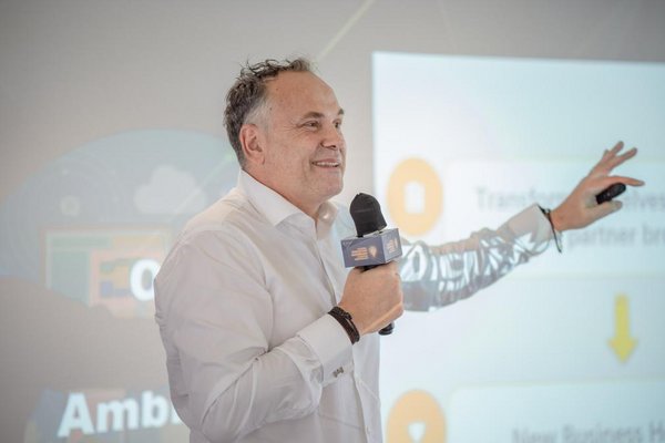 图为赛诺菲中国区总裁贺恩霆博士（Pius S. Hornstein，PhD）开幕致辞