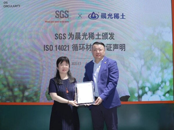 SGS管理与保证事业群华东区总经理陈慧均（右）为晨光稀土颁发ISO 14021循环材料验证声明