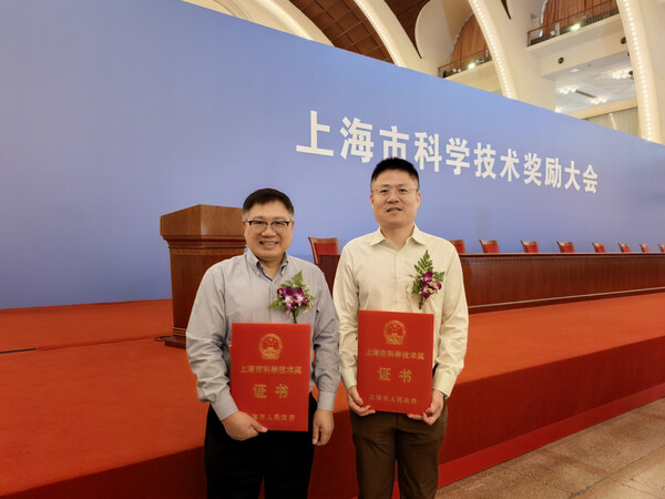 刘明耀教授（左1）、杜冰教授（左2）代表团队领取荣誉