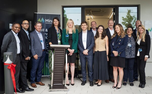 Minaris Advanced Therapies Board, Executive Leadership and Site Leadership members celebrate the Taufkirchen facility ribbon cutting.