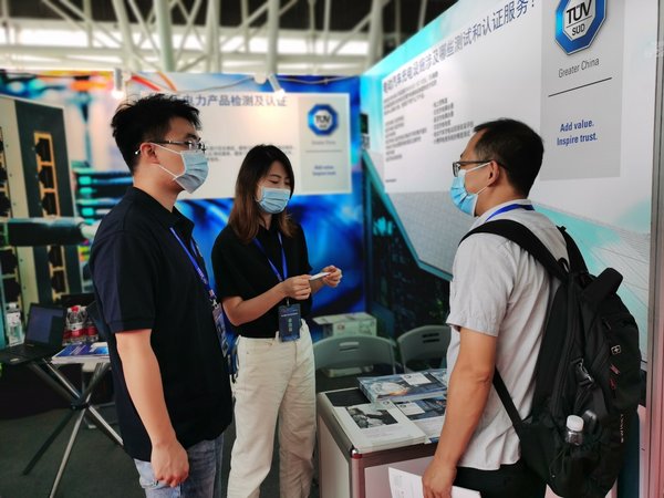 TUV南德专家与客户沟通讨论行业话题