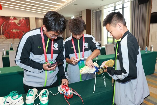 中西部地区青少年足球邀请赛运动员体验李宁品牌专业足球鞋