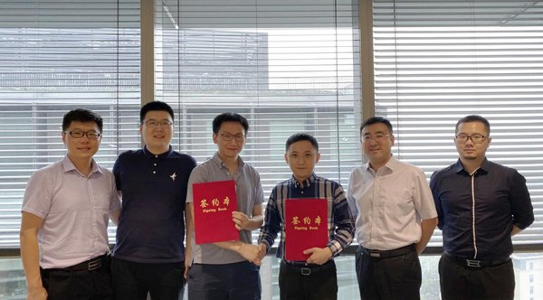 居然之家智能科技有限公司总经理方予之（右三）与小燕科技创始人罗勇凯（左三）签约现场