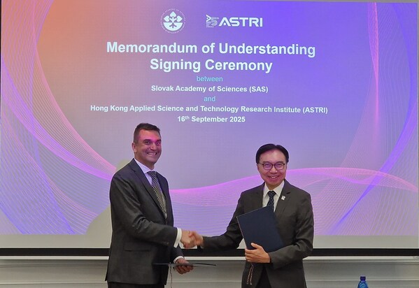 应科院董事局主席李惠光工程师（右）与斯洛伐克科学院院长Martin Venhart博士（左）签署合作备忘录，促进创新科技研究合作。
