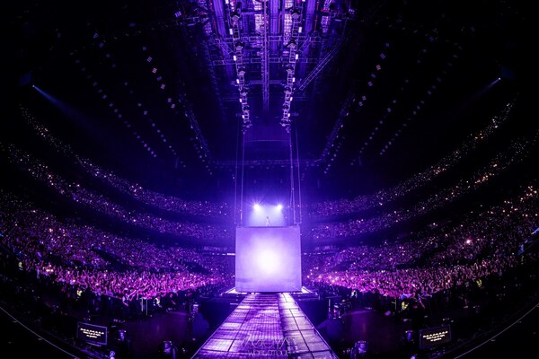 王嘉尔为银河综艺馆千万乐迷带来极尽视听享受的精彩演出。