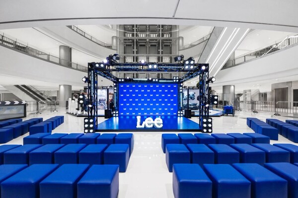 张凌赫空降Lee「丹宁出色片场」 ----点亮张力出色现场