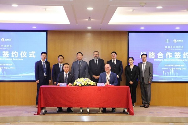 第一排：左中网联合董事总经理张连庆，右拜耳集团北京工厂厂长Thomas Jacxsens，第二排：左三中网联合董事长蔡静鹏，左四拜耳集团全球执行副总裁Matthias Berninger，右三德意志联邦共和国驻华使领馆二等秘书Asif Halilovix, 左一中网联合财务总监陈波先生，左二中网联合董事总经理梁海林博士，右一拜耳中国副总裁高勇，右二拜耳亚太区采购经理史倩倩