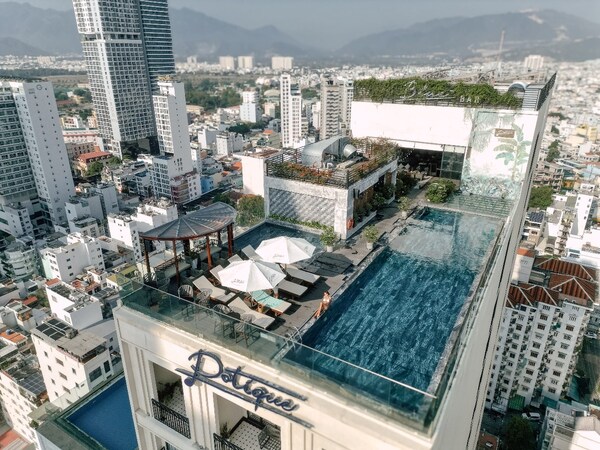 在设有山景和海滨城市景观的屋顶泳池放松身心。供图：Svetline